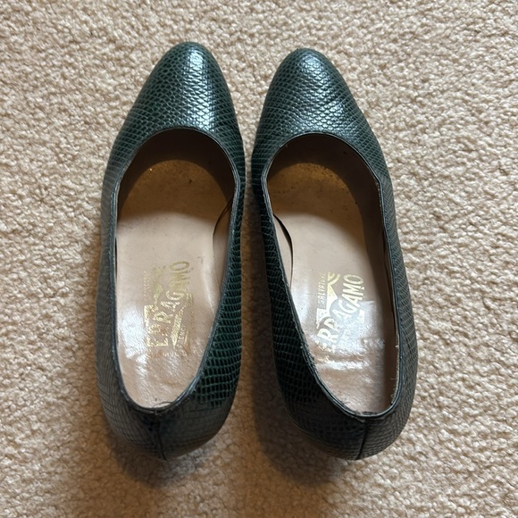 Vintage Salvatore Ferragamo Textured Leather Green Pumps - Picture 3 of 7